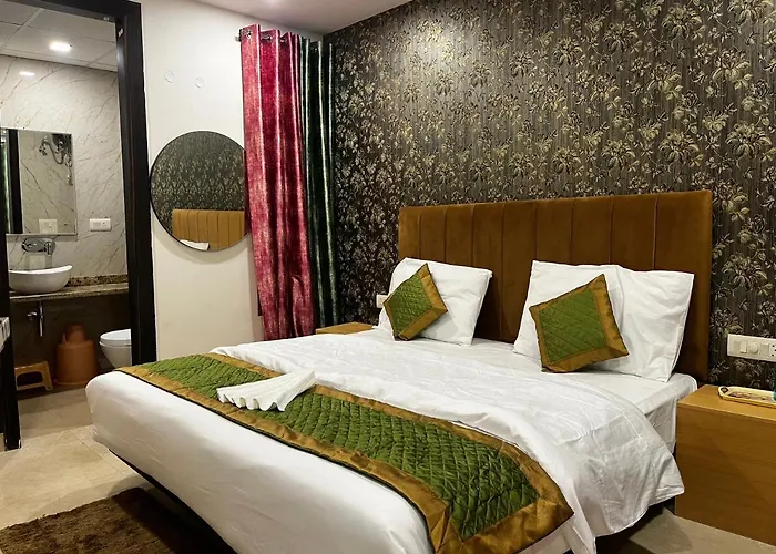 Roomquet Comfort Inn