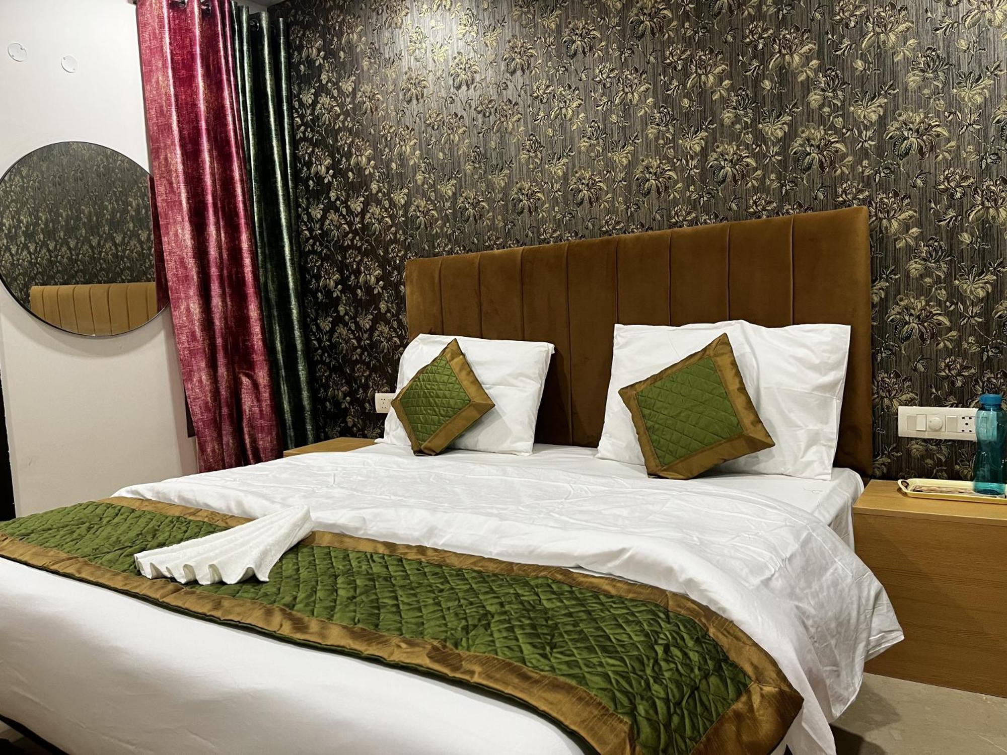 Roomquet Comfort होटल *